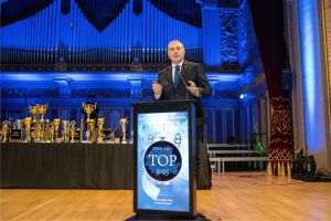 Preşedintele IMM România a spus răspicat că mediul antreprenorial a fost aruncat într-un an al "rezilienţei, nu al investiţiilor", un an în care firmele au fost nevoite "să supravieţuiască, nu să se dezvolte". Cu aproape 900.000 de firme analizate pentru Topul Naţional al Firmelor Private din România şi peste 600.000 care au raportat profit pentru anul 2024,Florin Jianu a atras atenţia că "adevăraţii campioni ai României sunt antreprenorii care ne învaţă lecţia curajului, a perseverenţei şi a responsabilităţii".